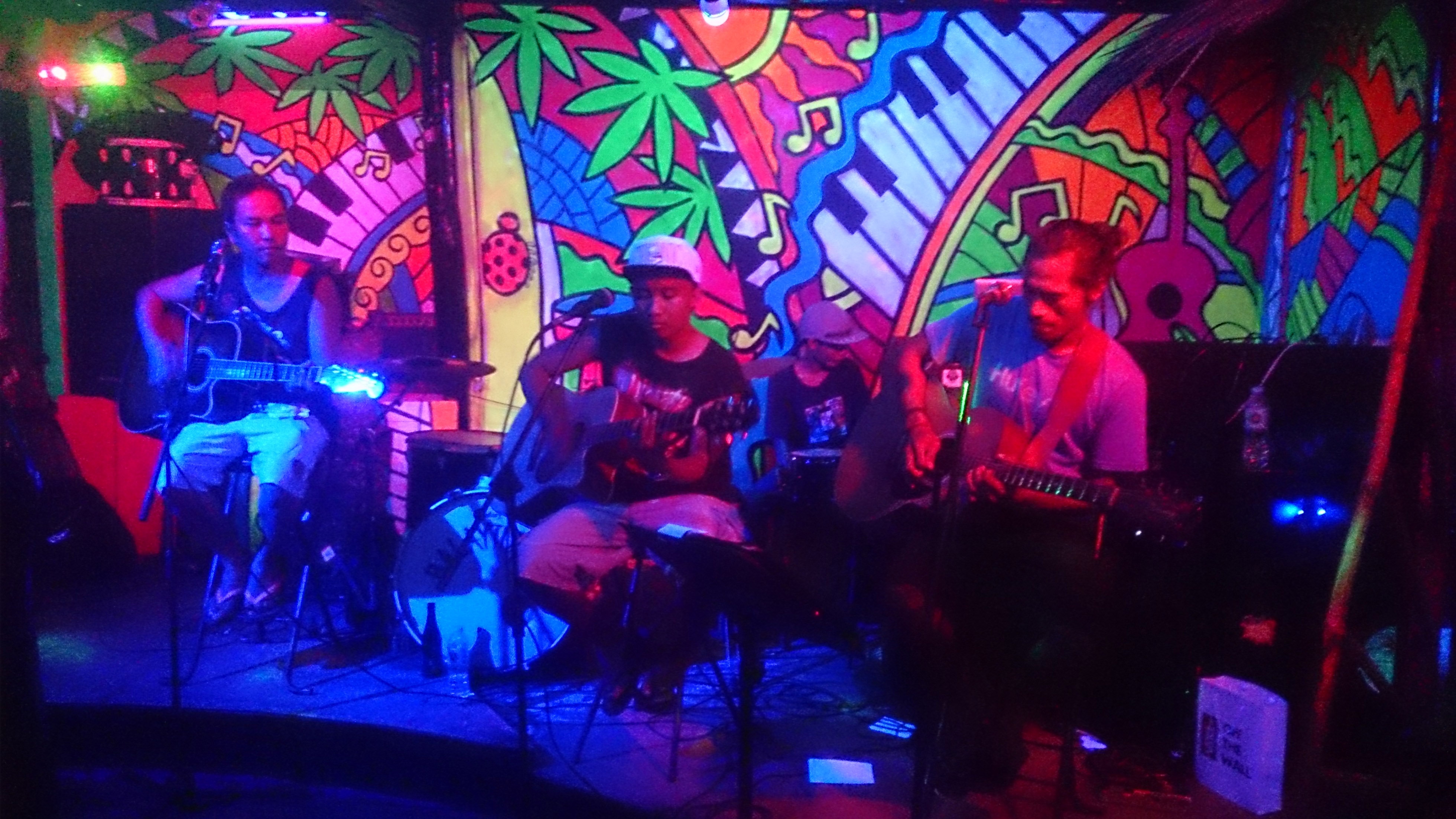 8.	Những quán pub dọc bờ biển Cuộc sống về đêm với những hàng quán ăn uống dọc bờ biển kèm những tiếng nhạc xập xình phát ra từ những ban nhạc địa phương trong các quán pub. Vừa nằm thư giãn trên bãi biển ngắm trời đêm đầy sao, vừa lắng nghe những giai điệu âm nhạc bắt tai và nhắm nháp những món ăn, thức uống ngon khiến bạn quên đi mệt mỏi sau một ngày tham quan dài.