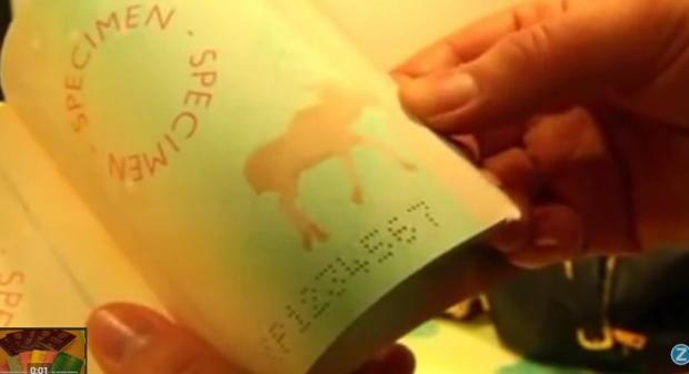 Hộ chiếu của Phần Lan giống như một cuốn sách lật hình, khi lật chúng bạn sẽ thấy một con linh dương đang di chuyển.