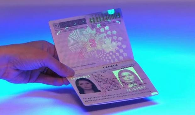 Hộ chiếu Canada được thiết kế có tính năng nhìn thấy qua ánh sáng cực tím, đây cũng là chính là yếu tố để xác thực nó.