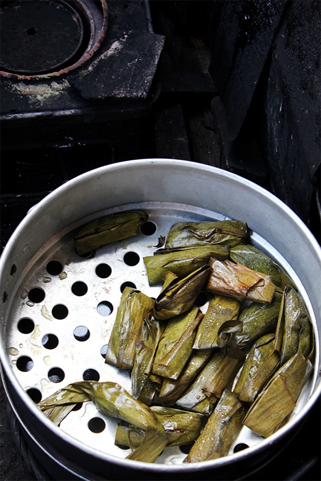 Quán bánh này có một đặc điểm là bà chủ quán vô cùng “phong lưu” theo kiểu làm bao nhiêu bán bấy nhiêu, không làm nhiều bán thêm. Nhiều khi không đủ tiền thối chủ quán còn tỏ ý không muốn bán tiếp... cho đến khi cô em ngăn lại đi đổi tiền thối. Tuy 