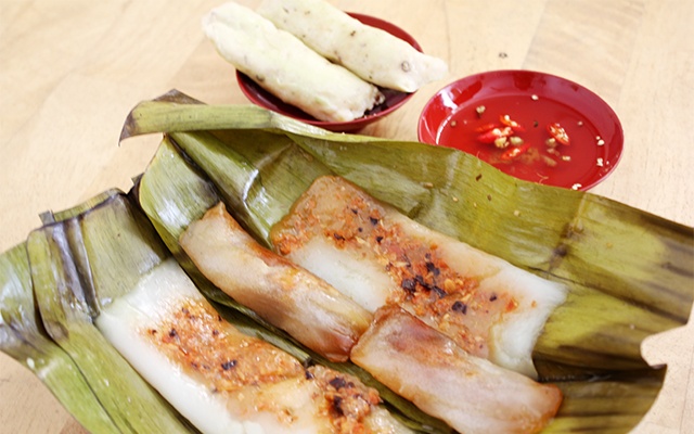 Cả bánh bột lọc, bánh nậm và chả cây ở đây đều được gói lá chuối, hấp trên bếp than. Khi tháo lớp vỏ nóng hổi, những chiếc bánh hấp dẫn với lớp bột mịn bao quanh nhân lộ ra, toát ra hương thơm tự nhiên của lá ám vào lớp vỏ bánh mềm mại. Và dẫu là bánh nậm hay bánh bột lọc thì những chiếc bánh ngon, mềm dai chấm với nước mắm đậm đà, cay thơm đều tan dần trong miệng, mang đến cho thực khách hương vị khó quên.