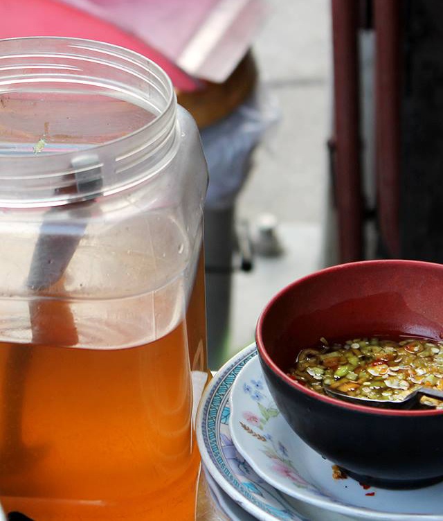 Nước chấm cũng là một điểm đặc biệt làm nên sức hút của quán bánh gia truyền này. Màu nước trong, vị thanh là sự hòa quyện của nước dùng nấu từ đầu tôm, nước mắm và một ít ớt trái xắt lát. Thoạt đầu khi ăn bạn có thể cảm nhận vị hơi lạ, nhưng ăn xong lại nếm trải được hậu vị tuyệt vời.