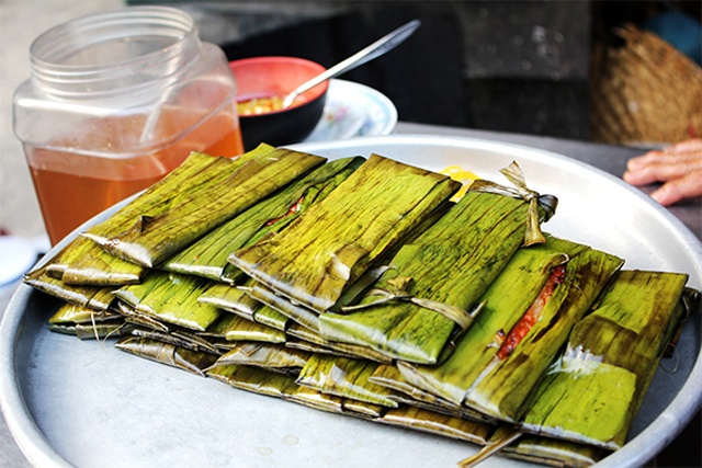 Quán không bán nhiều món, mà chỉ tập trung vào bánh nậm, bánh bột lọc, chả cây. 68 năm nay quán cũng chỉ bán chừng ấy món. Buổi sáng là thời gian dành để gói bánh, trưa hấp bánh và đến khoảng 3-4 giờ thì bán.  Giá cho mỗi chiếc bánh là 4.000 đồng. Nhưng chủ quán thường bán 1 lố 5 cái cho mỗi loại. Vì mặt tiền khá cạn nên quán chỉ bán mua về chứ không ngồi ăn tại chỗ. Mỗi ngày chỉ bán 3 món trong khoảng 200 cái, bán hết sớm nghỉ sớm.