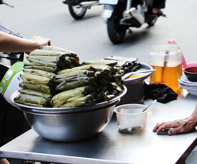 Không chỉ ngon, tiệm bánh nậm, bánh bột lọc gần 70 tuổi này còn được nhiều người nhắc đến bởi sự lạ lẫm, đôi lúc có phần “phong lưu” trong cách bán của chủ quán.