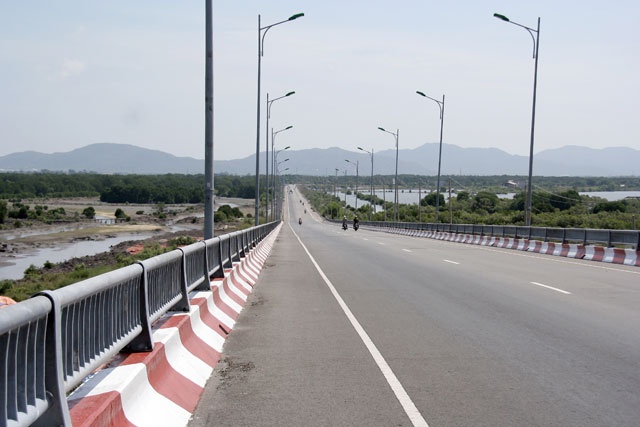 Cây cầu thứ hai là cầu Chà Và - là cây cầu nối liền đảo Long Sơn với quốc lộ 51, giúp cho khoảng cách từ đảo đến trung tâm Bà Rịa và thành phố Vũng Tàu trở nên gần hơn. Theo nhiều đánh giá, quan cảnh quanh cầu Chà Và đẹp hơn. Các làng bè cũng nhiều hơn. Nếu đi vào cuối tuần, bạn sẽ gặp nhiều cặp đôi chụp ảnh cưới tại đây.