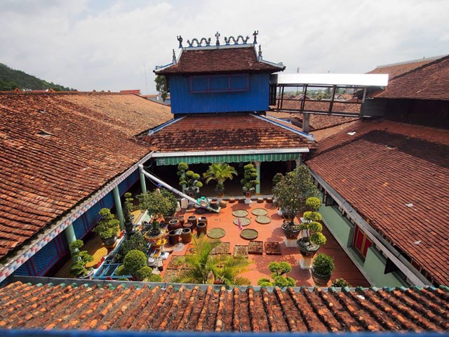 Qua cầu Bà Nanh, chạy đến ngã ba, quẹo tay trái khoảng 2km là đến khu Nhà Lớn - Đền Thờ Ông Trần. Còn quẹo phải, chạy tiếp khoảng 4-5km thì đến Bến Đá, nơi có những làng bè phục vụ du lịch ẩm thực.