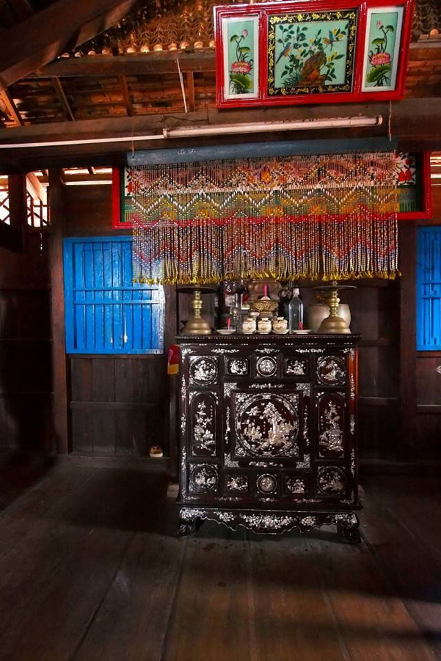 Nhà Lớn Long Sơn (hay Đền Ông Trần) là một kiến trúc cổ, do ông Trần (tên thật là Lê Văn Mưu) xây dựng từ năm 1910, đến năm 1929 thì hoàn thành. Nhà Lớn có lối kiến trúc tựa kiểu đình làng Việt Nam, nhưng không theo một qui hoạch tổng thể nào cả.