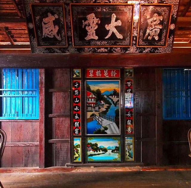 Trong Nhà Lớn hiện vẫn còn lưu giữ nhiều vật dụng của cả ba miền Nam - Trung - Bắc như bàn ghế, tủ thờ, những bức hoành phi, liễn thờ… do ông Trần đã sưu tầm được khi còn sống. Trong đó có nhiều vật rất quý.