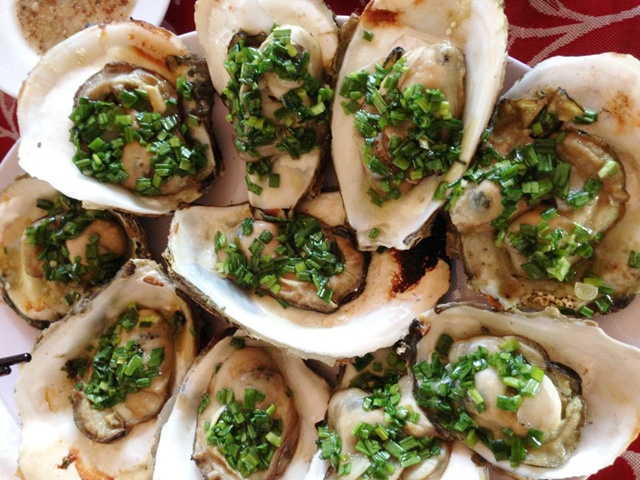 Từ một vài người dùng bè của mình làm điểm đón khách du lịch, sau này Long Sơn đã thành “phố” ẩm thực bè phát triển khá đông. Trên nhà bè, hải sán đều là tươi sống và được chế biến tại chỗ. Giá hải sản theo đánh giá của du khách là rẻ hơn tại Vũng Tàu.