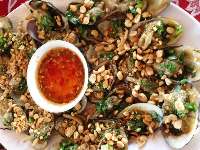 Từ bến Đá, khách cứ đến bến ghe, thích đi bè xa thì nói ghe chở đi (với giá phải chăng). Với bè gần bờ thì có thể đi bộ để tận hưởng cảm giác khi đi trên cầu giữa sông nước dập dềnh. Nói là bè, thật ra là nhà sàn nổi với những trụ bê tông vững chắc. Trên bè có đủ nhà bếp, phòng vệ sinh riêng, áo phao...