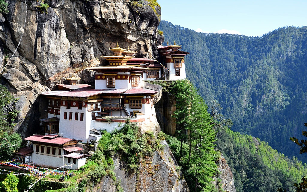 1.	Đền Tiger’s Nest, Bhutan: Còn có tên khác là Taktsang, đây là một tu viện linh thiêng xây dựng trên vách núi đá cao hơn 900 mét phía trên thung lũng Garo. Theo truyền thuyết của người Bhutan, cách đây 1300 năm, Liên Hoa Sinh (Guru Rinpoche) đã cưỡi hổ bay về đây để truyền dạy đạo Phật cho người Bhutan.  Lý do khiến bạn nhất định phải tới đây bởi vị trí độc đáo của ngôi đền, cùng phong cảnh có một không hai như muốn thôi miên du khách. Chính truyền thuyết bên lề của nơi này cũng khiến nó trở nên huyền bí, xứng đáng để bạn đặt chân tới đây.