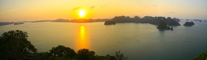 Toàn cảnh vịnh Bái Tử Long dưới ánh chiều tà.