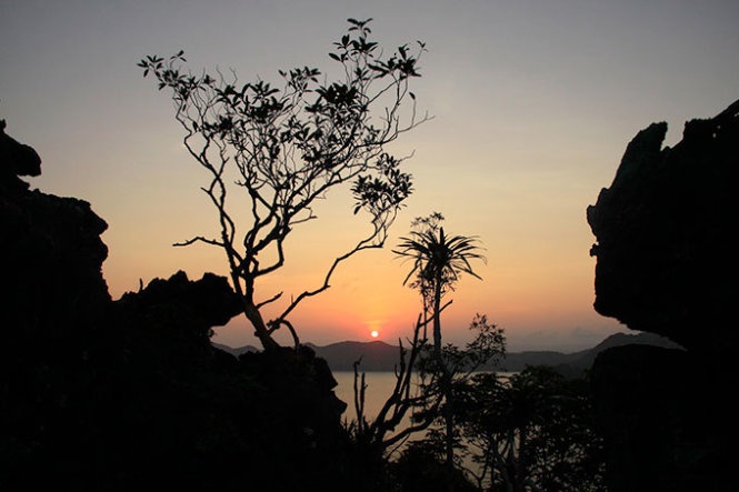 “Tôi thích chụp ảnh và đã được ngắm nhìn hoàng hôn ở nhiều nơi khác nhau nhưng hoàng hôn trên đảo Bánh Sữa thật hùng vĩ. Toàn cảnh vịnh Bái Tử Long nằm trọn trong tầm mắt, đây sẽ là một trong những bức ảnh hoàng hôn đẹp nhất của tôi”, Lê Đình Nam (Phú Thọ) chia sẻ.