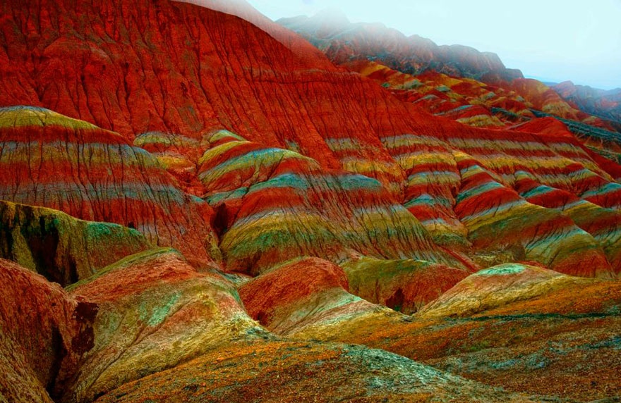 6.	Núi đá vôi Danxia, Trung Quốc: Ngọn núi đa màu sắc tuyệt đẹp chỉ có duy nhất tại Trung Quốc, được hình thành từ đá sa thạch đỏ cùng lực địa chất mạnh mẽ. Ngọn núi đã được thêm vào danh sách di sản văn hóa thế giới vào năm 2010. 