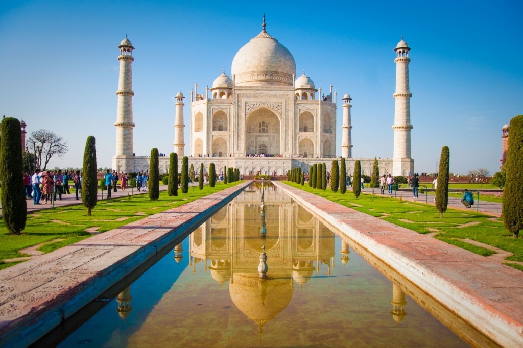 8.	Taj Mahal, Ấn Độ: Năm 1632, một hoàng đế đã bắt đầu xây dựng một đền thờ Hồi Giáo để tưởng nhớ người vợ quá cố của mình. Ngôi đền được hoàn thành vào năm 1648 và trở thành viên ngọc quý của cộng đồng Hồi Giáo tại Ấn Độ. Tại đây có những khu vườn tuyệt đẹp, tượng trưng cho vườn địa đàng hoặc thiên đường của trái đất.