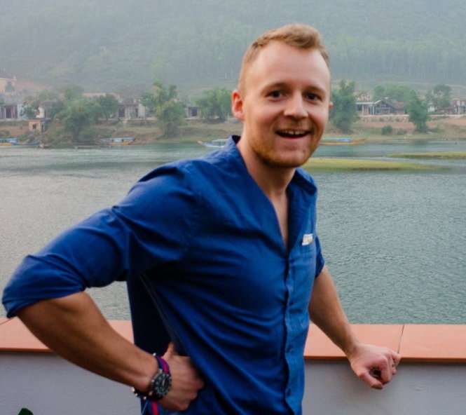 Nhà báo Martin Edstrom bên dòng sông Son, Quảng Bình - Ảnh: