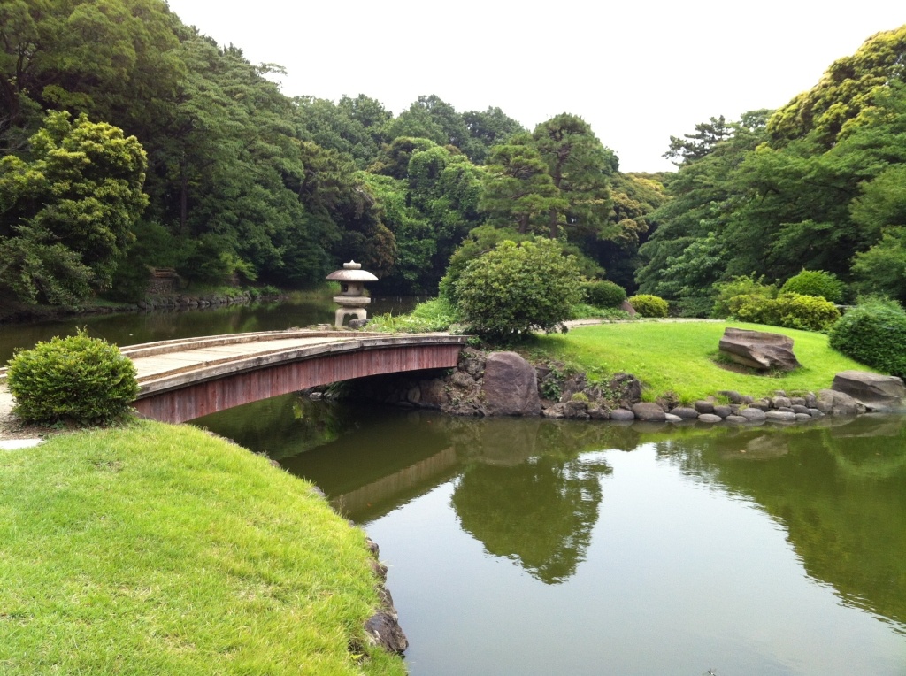 10.	Vườn thiên nhiên Shinjuku Gyoen, Nhật Bản: Đây là một khu công viên tuyệt đẹp nằm ở Tokyo. Khu vườn lần đầu hoàn thành vào năm 1772, nhưng kiến trúc ngày nay của nó hoàn thành vào năm 1906. Khu vườn rộng 50,3 ha với hơn 20.000 loài cây. Bên trong khu Greenhouse có hơn 1700 loài thực vật nhiệt đới và cận nhiệt đới có thể chiêm ngưỡng. 