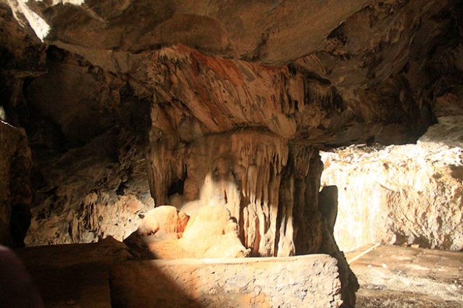 Sau bữa ăn sáng giản đơn, mọi người lênh đênh trên thuyền đến hang Quan cách đảo khoảng 30 phút. Hang Quan từng được trưng dụng làm căn cứ quân sự trong thời kỳ chiến tranh phá hoại của Mỹ ở miền Bắc. Ở đây có những cột nhũ nhiều hình thù và đẹp mắt không kém gì hang động ở vịnh Hạ Long.