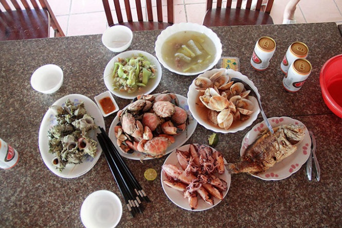 Bữa trưa đậm chất xứ biển Vân Đồn với cù kỳ, ốc sư tử hấp, mực chiên… 