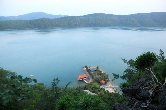 Bái Tử Long hùng vĩ trong tầm mắt:  Đảo Bánh Sữa có diện tích chưa đầy 1km2 nên không có những bãi cát dài tít tắp như những hòn đảo khác, bù lại là làn nước trong xanh, mát lạnh và nguyên sơ. Ở đây có cầu tàu nối liền với khu nuôi hàu, chúng tôi vừa tắm biển vừa bắt hàu cùng dân địa phương.