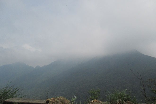 Vì đường lên 3 đỉnh khá xa nên không ít người chọn cách đứng từ xa để chiêm ngưỡng vẻ đẹp của 