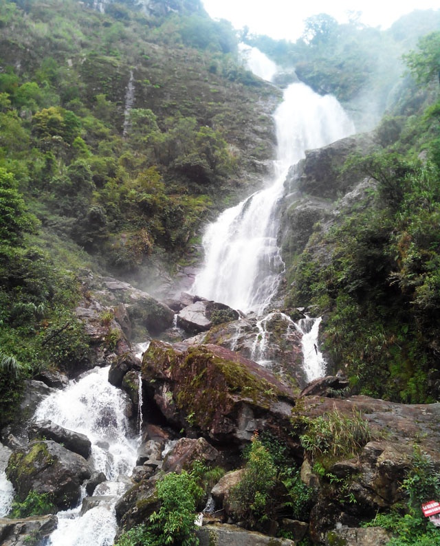 Thác Bạc - Thác Tình Yêu: Từ thị trấn Sa Pa, đi về phía Tây khoảng 11km trên đường đi Lai Châu, bạn sẽ gặp Thác Bạc ào ào chảy xuống từ độ cao trên 100m vào dòng suối dưới thung lũng Ô Quý Hồ, tạo nên âm thanh núi rừng đầy ấn tượng. Tuy nhiên vào mùa khô bạn nên cân nhắc khi tham quan Thác Bạc vì khi ấy thác rất ít nước.  Đi thêm 3km nữa từ Thác Bạc là đến Cổng Trời để ngắm xuống thung lũng Lai Châu và đỉnh Fansipan hùng vĩ. Nếu thích đi bộ bạn có thể dừng chân ở Trạm Tôn và đi xuyên vào vườn quốc gia Hoàng Liên, khoảng hơn 1km để khám phá thác Tình Yêu.