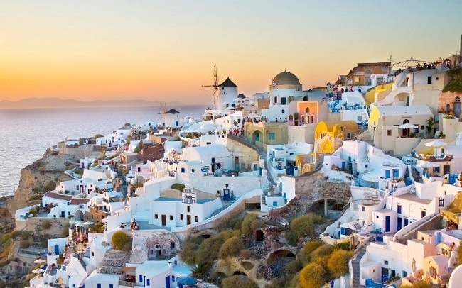 Santorini, Hy Lạp Ở miền nam biển Aegea, đi 200 km về phía đông nam lục địa Hy Lạp, bạn sẽ tìm thấy một hòn đảo đầy huyền bí, mảnh đất của những câu chuyện thần thoại Hy Lạp cổ xưa – Đảo Santorini. Đến với nơi đây, hiện ra trước mắt bạn là khung cảnh một màu nắng tinh khôi và phong cách kiến trúc cổ điển in dấu trong từng góc phố nhỏ yên tĩnh. Đến Santorini bạn sẽ được chiêm ngưỡng vẻ đẹp cổ điển của thị trấn Olia, đắm mình trong sắc hoàng hôn đầy lãng mạn bên bờ biển, tham quan các cửa hàng, nhà máy rượu vang… Bạn sẽ được đắm mình vào một thế giới cổ điển những không kém phần hiện đại tại “hòn đảo thiên thần” này.