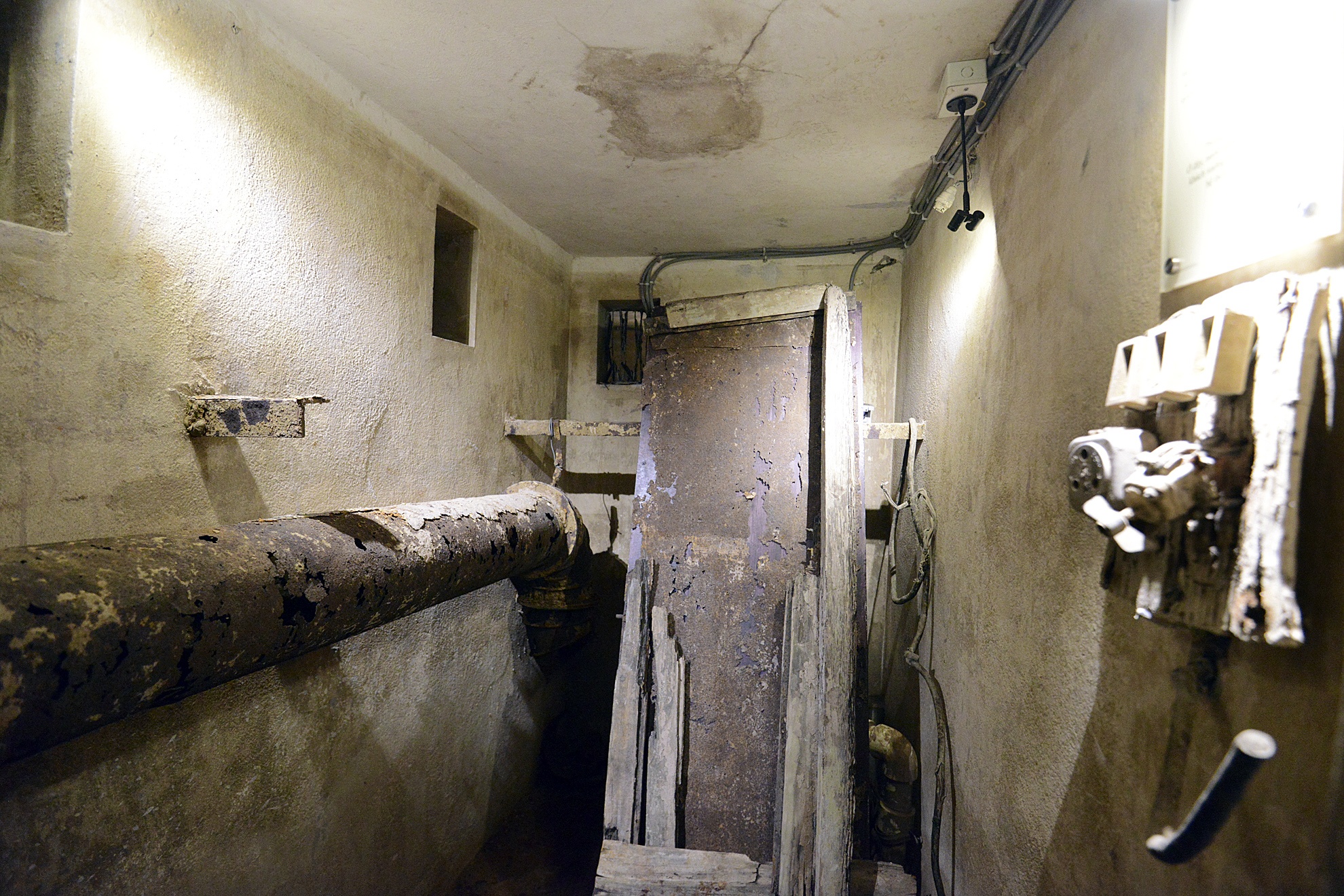 Ham tru bom ben trong khach san Metropole Ha Noi hinh anh