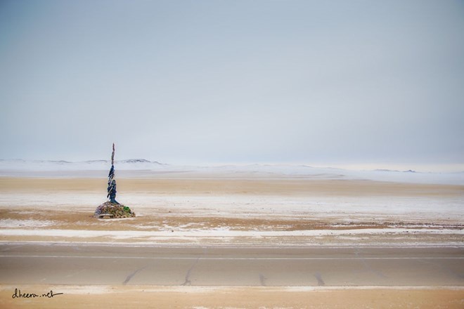 Một đoạn đường cao tốc cắt ngang qua vùng quê Mông Cổ.