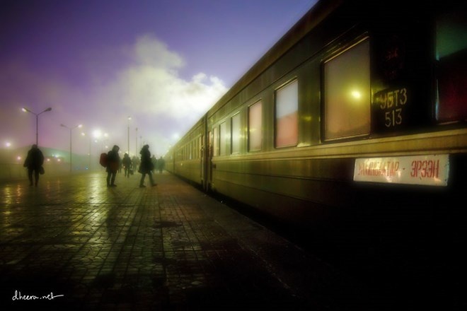 Khách lữ hành đi trên sân ga đóng băng ở Ulaanbataar khi lên tàu đến Erenhot, Trung Quốc. Nhiều người Mông Cổ có thói quen đi Trung Quốc để mua sắm.