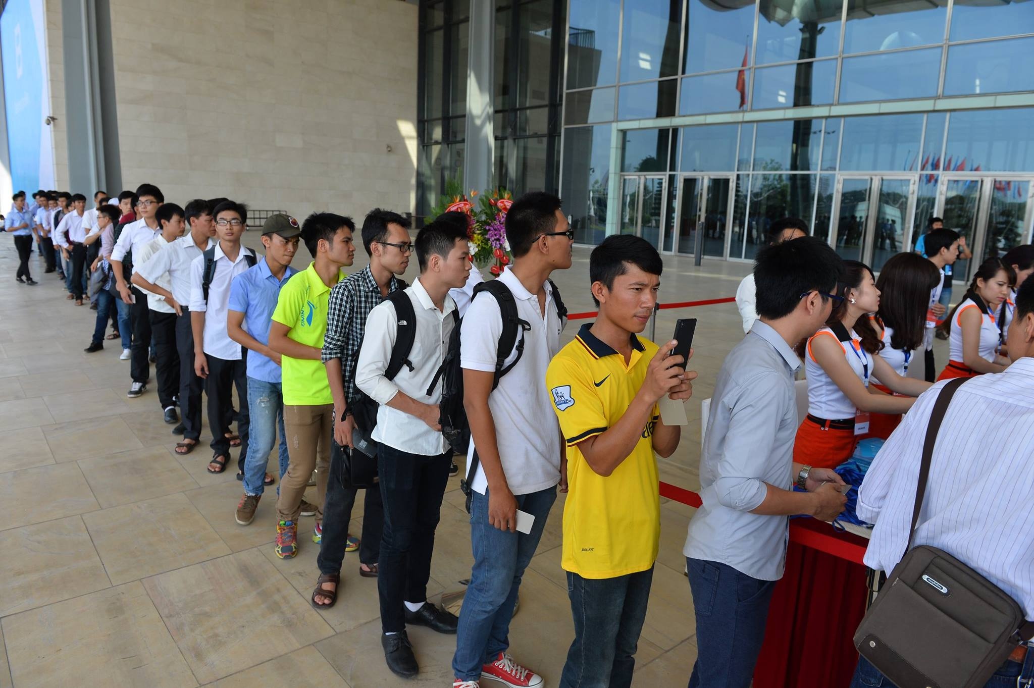 Bphone: Khong the tin noi, nhung gia cao hinh anh