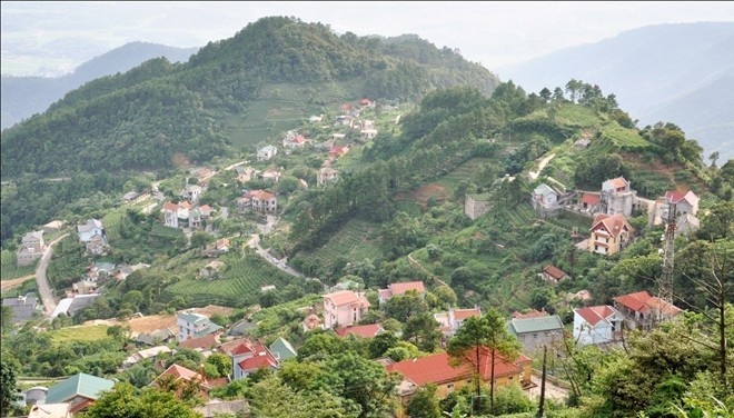 10.	Tam Đảo, Vĩnh Phúc: Tam Đảo được ưu ái với tên gọi “Đà Lạt xứ Bắc”, là điểm đến du lịch rất nổi tiếng cách Hà Nội 80 km thuộc thị trấn Tam Đảo, tỉnh Vĩnh Phúc. Với độ cao hơn 1200 mét so với mực nước biển, thị trấn Tam Đảo có khí hậu quanh năm mát mẻ, núi rừng hùng vĩ bao quanh tạo nên cảnh sắc thiên nhiên tuyệt đẹp hiếm có. Hiện nay Tam Đảo có rất nhiều khu nghỉ dưỡng sang trọng đi kèm với những dịch vụ giải trí chất lượng, cùng nhiều danh lam thắng cảnh nổi tiếng đi kèm, đây sẽ là lựa chọn hàng đầu dành cho bạn nếu muốn có một kỳ nghỉ cuối tuần hoàn hảo cùng bạn bè hay gia đình. Ảnh: Trần Minh Tiến.