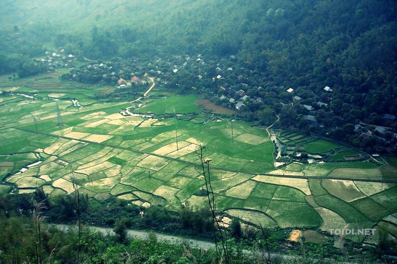 3.	Thung lũng Mai Châu, Hòa Bình: Từ Hà Nội sau khi đi 70 km đến Hòa Bình, bạn sẽ mất thêm quãng đường 60 km để tới thung lũng Mai Châu xinh đẹp. Du khách tới đây sẽ cảm thấy rất thoải mái thư giãn bởi khí hậu mát mẻ, người dân thân thiện. Cảnh sắc nơi đây với những cánh đồng lúa hiền hòa, thung lũng với rừng cây xanh lá, cảm giác yên bình đến kỳ lạ. Đến thung lũng Mai Châu, bạn có thể lựa chọn nghỉ ngơi tại những nhà sàn thoáng mát sạch sẽ của người dân địa phương, hay những khu nghỉ dưỡng sang trọng. Ảnh: Toidi.net.