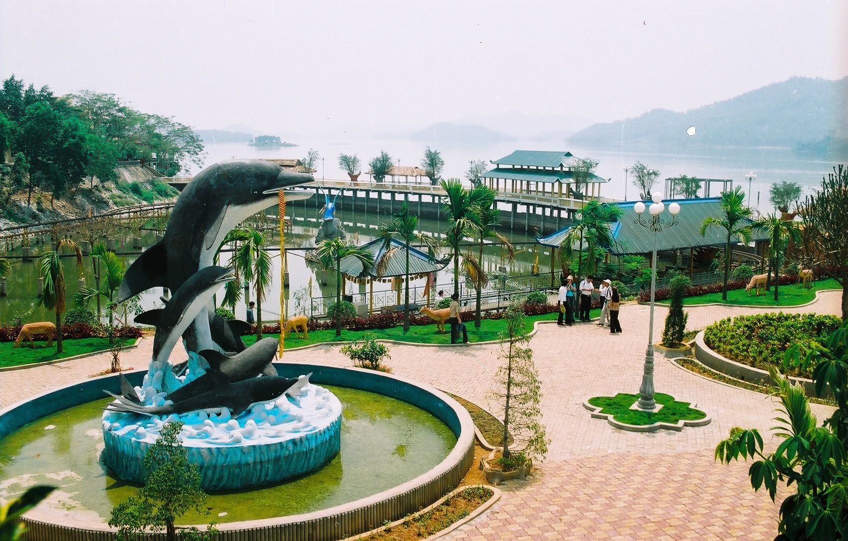 5.	Hồ Núi Cốc, Thái Nguyên: Cách Hà Nội 100km, Hồ Núi Cốc là một hồ nước ngọt nhân tạo rất được du khách ưa thích tại tỉnh Thái Nguyên. Khu hồ nước gắn liền với truyền thuyết về chàng Cốc và nàng Công là một nơi có phong cảnh thiên nhiên tuyệt đẹp, khí hậu mát mẻ trong lành, khác hẳn với chốn đô thị ồn ào bụi bậm. Tới đây, bạn có thể đi du thuyền tham quan các đảo, vui chơi tại công viên nước, hay ghé tham quan đồi chè Tân Cương, đốt lửa trại picnic hay thưởng thức những đặc sản hấp dẫn của địa phương. Ảnh: Thainguyen.gov.vn.