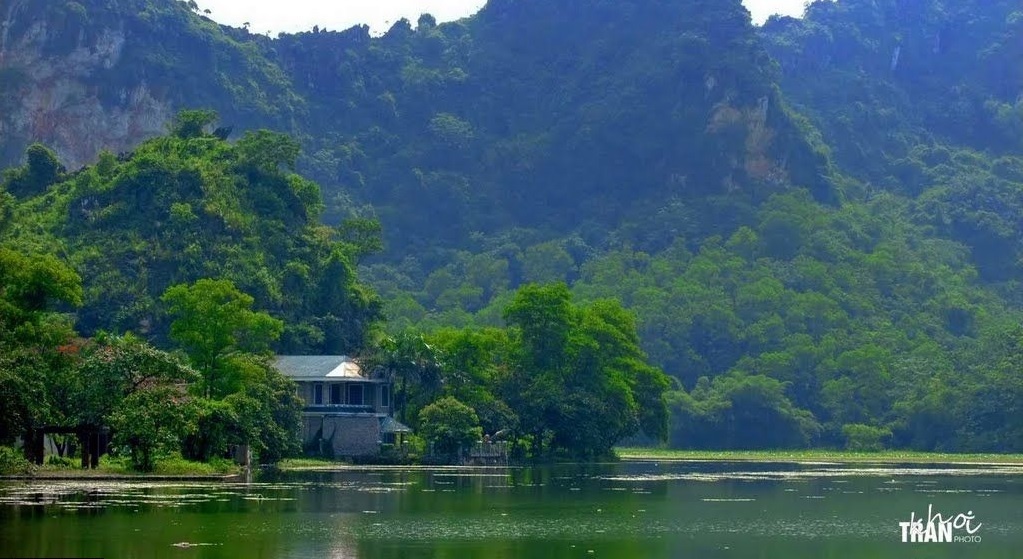 9.	Hồ Quan Sơn, Mỹ Đức, Hà Nội: Đây là khu hồ rộng 850 ha thuộc huyện Mỹ Đức, cách trung tâm Hà Nội 50 km. Khu hồ với khí hậu mát mẻ quanh năm cùng cảnh sắc thiên nhiên đa dạng rất thích hợp để tham quan cắm trại cho gia đình bạn. Tới thăm hồ Quan Sơn bằng thuyền, bạn sẽ được ghé thăm những ngọn núi tuyệt đẹp, chơi các môn thể thao dưới nước, thưởng thức những hải sản tươi ngon. Tại thời điểm này cũng là mùa hoa sen – hoa trang nở rộ, khiến cho mặt hồ được phủ trắng rất lãng mạn. Ảnh: Trần Khôi.