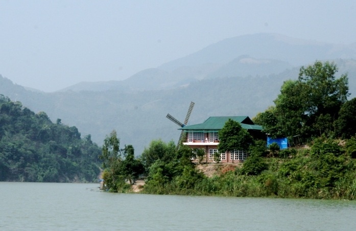 4. Thung Nai, Hòa Bình: Nằm cách Hà Nội 100 km về hướng tây bắc, Thung Nai - một xã thuộc lòng hồ sông Đà - cũng là một lựa chọn không tồi cho bạn. Được mệnh danh là Hạ Long giữa Hòa Bình, nơi đây sơn thủy hữu tình, khí hậu trong lành mát mẻ. Thung Nai rất thích hợp cho những hộ gia đình tới vào dịp cuối tuần, với các hoạt động chèo thuyền câu cá, tham quan lòng hồ sông Đà, đi chợ nổi Thác Bờ, đảo quạ, hay tham quan bản Mường. Ảnh: Nhà sàn thung nai.