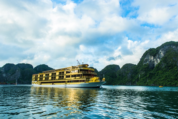 Du thuyền Golden Cruise Hạ Long: Đây là du thuyền lớn nhất phục vụ du khách trên vịnh Hạ Long, Golden Cruise mang đến cho khách hàng dịch vụ chất lượng 5 sao, bao gồm 48 phòng. Toàn bộ khung của du thuyền bằng sắt, nội thất gỗ tiêu chuẩn Châu Âu. Du thuyền còn có cầu thang máy, phòng tập thể hình, jacuzzi, phòng ngủ rộng, có ban công, khu nhà Hàng, quầy bar sang trọng đẳng cấp… rất thích hợp với những khách hàng mong muốn có một kỳ nghỉ sảng khoái sôi động. Hiện tại Golden Cruise Hạ Long chỉ khai thác tour du lịch 2 ngày 1 đêm với giá 3,3 triệu đồng mỗi người. Ảnh: Duthuyen-halong.com.