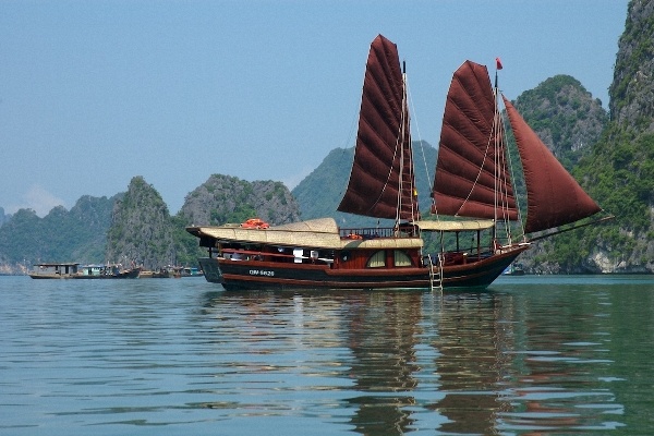 Du thuyền Princess Hạ Long: Du thuyền với đầy đủ cung bậc cảm xúc từ lãng mạn, ấm áp, nồng nàn, thư giãn, yên tĩnh, hay mạo hiểm … đó là trải nghiệm của bạn có được trên du thuyền Princess Hạ Long. Ra mắt lần đầu tiên năm 2006 với nội thất tinh tế tiêu chuẩn 5 sao, du thuyền có cabin sang trọng, ban công riêng, phòng ăn, tắm nắng, sân chơi, phòng bar, tắm nóng lạnh, điều hoà hai chiều phục vụ du khách 24/24h. Giá tour của Princess Hạ Long 3 ngày 2 đêm là 18 triệu, 2 ngày 1 đêm là 10 triệu đồng. Ảnh: Dulich.tructuyenvietnam.com.