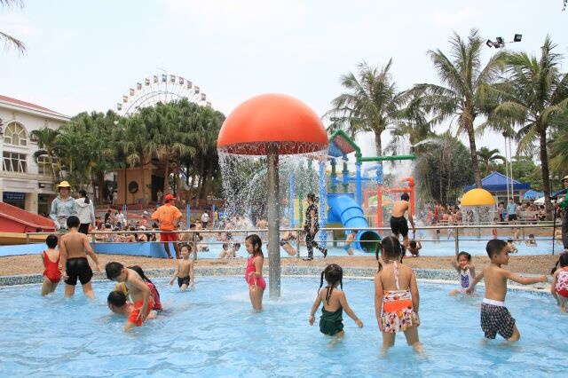 Công viên nước Hồ Tây với những trò chơi dưới nước hiện đại hấp dẫn, cũng rất thích hợp trong mùa nóng bức này. Tuy nhiên với các bé nhỏ tuổi bạn nên trang bị phao dành riêng cho các bé, và luôn bảo hộ bên cạnh bởi những ngày lễ tại công viên sẽ vô cùng đông đúc. Khu tổ hợp giải trí Công viên Hồ Tây còn có hệ thống nhà hàng buffet, khu Games hấp dẫn cho bạn và gia đình có thêm những trải nghiệm thú vị. Ảnh: Congvienhotay.vn.