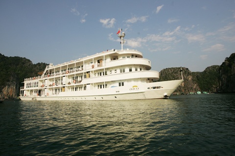 Du thuyền Âu Cơ Hạ Long: Đây là một du thuyền lớn, với chiều dài 55m bao gồm 32 phòng nghỉ đầy đủ tiện nghi phục vụ du khách. Tham gia vào tour du lịch trên Âu Cơ Hạ Long, du khách còn được tham gia nhiều hoạt động thú vị như chèo thuyền Kayak, đi xe đạp, thăm rừng quốc gia, các hoạt động cộng đồng, tham quan di tích lịch sử… Hiện nay Âu Cơ Hạ Long chỉ khai thác duy nhất tour 3 ngày 2 đêm, với giá 6,4 triệu đồng. Ảnh: Dulichhalong.net.