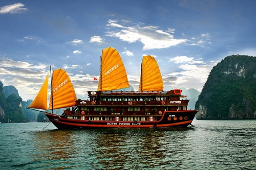 Du thuyền Valentine Hạ Long: Du thuyền thuộc công ty Indochina Sails, một trong những thương hiệu uy tín nhất phục vụ du khách trên vịnh Hạ Long, nhắm vào đối tượng các khách hàng cao cấp. Valentine Hạ Long hạ thủy từ năm 2007, với các dịch vụ tiện nghi xa xỉ, đội ngũ phục vụ tận tình chuyên nghiệp, cùng với những đầu bếp đẳng cấp có thể cung cấp những lựa chọn đa dạng của ẩm thực Việt Nam và quốc tế.  Giá tour của Valentine Hạ Long cho tour 3 ngày 2 đêm là 8,3 triệu, còn tour 2 ngày 1 đêm là 5,2 triệu đồng mỗi người. Ảnh: Dulichhalong.com.vn.