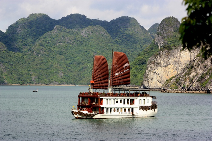 Du thuyền Jasmine Hạ Long: Du thuyền Jasmine ra mắt lần đầu vào năm 2007, với lối thiết kế mang đậm phong cách Đông Dương. Nội thất của Jasmine Hạ Long bằng gỗ tinh tế đều được làm từ bàn tay tài hoa của những thợ thủ công Việt, phong cách phục vụ chuyên nghiệp 24/24 sẽ làm hài lòng mọi du khách khó tính nhất. Ngoài ra, Jasmine Hạ Long luôn tổ chức những bữa tiệc BBQ trên sân thượng của tàu hoặc trong nhà hàng, hang động trên đảo sẽ giúp kỳ nghỉ của bạn thêm những trải nghiệm tuyệt vời. Giá cho một chuyến du lịch trên Jasmine 3 ngày 2 đêm là 8,1 triệu, tour 2 ngày 1 đêm là 4,7 triệu. Ảnh: Halongcruisestour.vn.