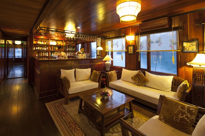 Du thuyền Hạ Long Ginger: Hạ thủy lần đầu tiên vào năm 2006, du thuyền Hạ Long Ginger là sự kết hợp của vẻ đẹp cổ điển trong kiến trúc Phương Đông và vẻ hiện đại của kiến trúc Phương Tây. Du thuyền với tiêu chuẩn như khách sạn 5 sao, nhà hàng sang trọng, quầy bar, thư viện, … sẽ làm cho kỳ nghỉ của bạn trở nên thực sự hoàn hảo. Giá cho một chuyến tham quan trên Hạ Long Ginger cũng không quá cao, giá tour 3 ngày 2 đêm là 7,4 triệu, tour 2 ngày 1 đêm là 4,3 triệu đồng. Ảnh: Duthuyen-halong.com.