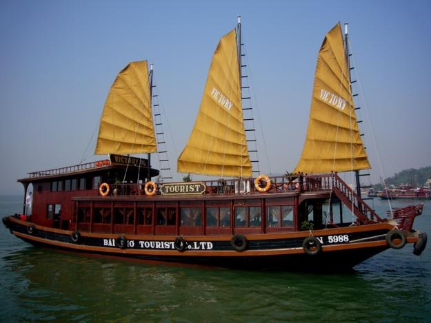 Du thuyền Victory Star Private: Đây là lựa chọn hoàn hảo cho kỳ nghỉ của bạn bên gia đình, Victory Star Private cung cấp chất lượng dịch vụ hoàn hảo trên du thuyền cao cấp chỉ có 2 phòng ngủ với trang thiết bị hiện đại, rất thích hợp cho hộ gia đình từ 4 – 6 người. Du thuyền có đầy đủ tiện nghi sang trọng, đội ngũ phục vụ chuyên nghiệp, và đặc biệt là sự riêng tư dành cho khách hàng mà không phải du thuyền cao cấp nào cũng có được. Giá cho tour 3 ngày 2 đêm tại Victory Star Private là 6,9 triệu, còn tour 2 ngày 1 đêm là 3,3 triệu đồng mỗi người. Ảnh: Duthuyenhalong.com.vn.