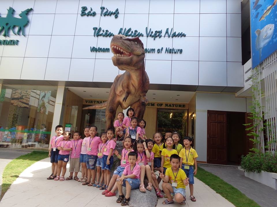 Bảo tàng Thiên nhiên Việt Nam (18 Hoàng Quốc Việt, Cầu Giấy, Hà Nội): Viện bảo tàng có vốn đầu tư lớn của thành phố mang chủ đề về thiên nhiên Việt Nam. Tại đây trưng bày rất nhiều hiện vật sống động, đa dạng của những động thực vật từ thời tiền sử cho tới nay, với các chủ đề về 