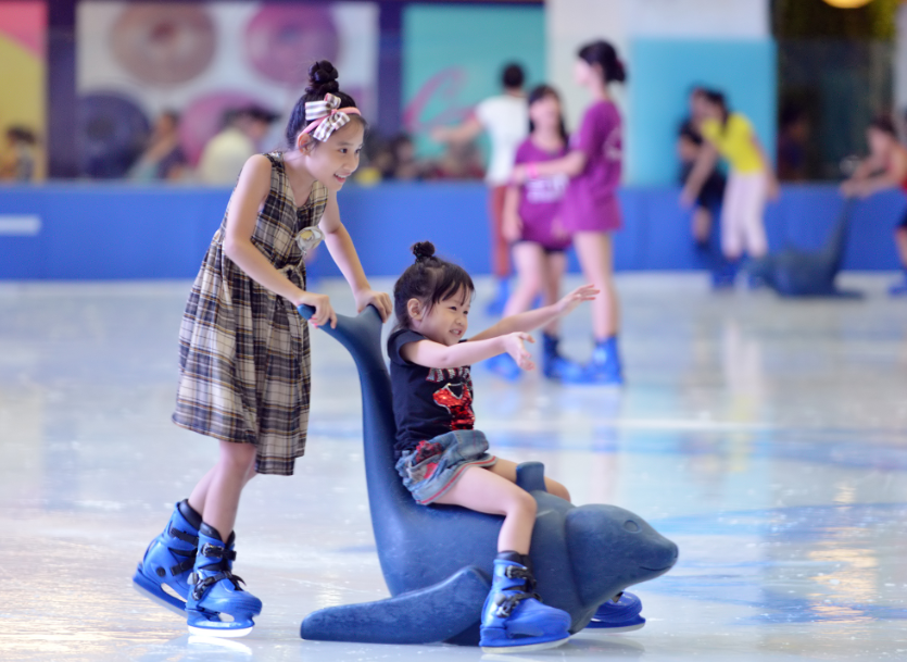 Trong trung tâm thương mại trên còn có Kizciti. Thiếu nhi được làm quen và trải nghiệm những nghề nghiệp của người lớn, được “trả lương” bằng những món quà đáng yêu, tích lũy những kiến thức rất bổ ích. Ở khu vực Ice Rink có các môn thể thao mùa đông, hay Vinpearl Games có nhiều trò chơi thú vị. 