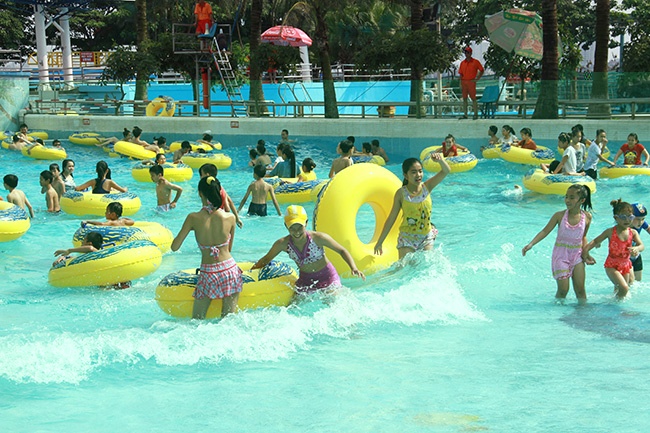 Khu Công viên Mặt Trời mới - Công viên nước Hồ Tây (614 Lạc Long Quân, quận Tây Hồ, Hà Nội): Hai khu công viên giải trí nằm trong tổ hợp khu vui chơi giải trí Công viên Hồ Tây sẽ là lựa chọn lý tưởng cho bạn và gia đình dịp nghỉ lễ. Công viên Mặt Trời mới (tên cũ là Công viên Vầng Trăng) có không gian rộng, thoáng mát, cùng những trò chơi đạt tiêu chuẩn quốc tế. Bạn có thể lựa chọn trải nghiệm các trò chơi như Rồng thép Thăng Long, Sóng thần, Đĩa bay, Đu Quay Bạch Tuộc, Thuyền Hải Tặc … nhưng cần lưu ý với những trò chơi cảm giác mạnh không phù hợp với trẻ nhỏ. Ảnh: GĐVN.