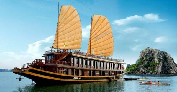 4.	Indochina Sails Hạ Long: Du thuyền sang trọng mang thương hiệu Indochina Sails sử dụng nội thất gỗ cao cấp được trạm trổ cầu kỳ, mỗi phòng đều rộng rãi thoáng mát với phòng tắm riêng bằng đá cẩm thạch. Với nhà hàng và quầy bar riêng biệt, du khách trải nghiệm trên Indochina Sails với các tiện nghi đẳng cấp sẽ để lại ấn tượng khó phai. Giá tour trên Indochina Sails cũng tương đối mềm, 2 ngày 1 đêm có giá 2,8 triệu, còn với tour 3 ngày 2 đêm có giá 5,2 triệu mỗi người. Ảnh: Dulich-halong.com.