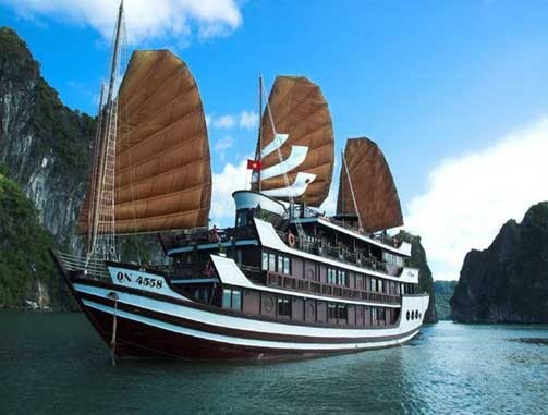 8.	Du thuyền Bhaya Hạ Long: Với lối kiến trúc kết hợp phong cách hài hòa và tinh tế giữa phong cách truyền thống Phương Đông và nét hiện đại Phương Tây.  Bhaya Hạ Long với một đội ngũ phục vụ chuyên nghiệp, những đầu bếp đẳng cấp phục vụ, cùng rất nhiều chương trình giải trí đặc sắc tạo nên ấn tượng mạnh mẽ với những du khách khi có dịp trải nghiệm. Giá cho tour du lịch trên Bhaya Hạ Long 2 ngày 1 đêm rẻ nhất là 2,8 triệu, 3 ngày 2 đêm là 5,6 triệu đồng. Ảnh: Vtc.vn.