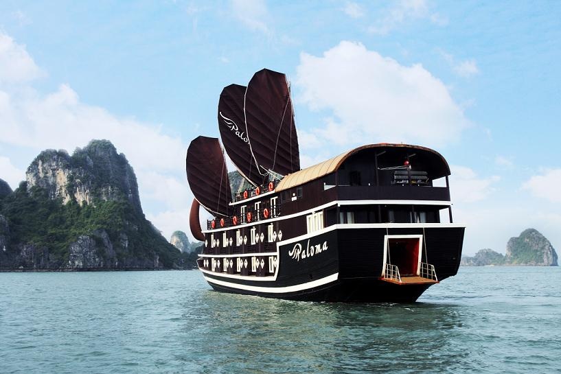 9.	Du thuyền Paloma Hạ Long: Được thiết kế theo phong cách cổ điển Trung Hoa huyền bí sang trọng, Paloma Hạ Long có 20 phòng ngủ đạt tiêu chuẩn 4 sao, một quầy bar với ghế ngồi mềm và TV plasma, 2 sân chơi rộng, nhà hàng ăn, spa cao cấp. Với nội thất tinh tế sang trọng cùng đội ngũ nhân viên tận tình, du khách chắc chắn sẽ cảm thấy thoải mái ấm cúng như đang ở nhà. Giá tour du lịch trên du thuyền Paloma 2 ngày 1 đêm là 3,1 triệu, 3 ngày 2 đêm là 5,4 triệu. Ảnh: Halongcruises.vn.